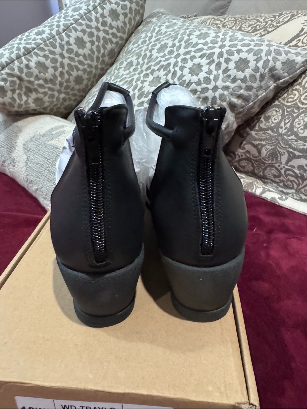 Black Women’s Leather T-Strap Sandals - Unbranded - Picture 2 of 6